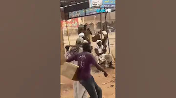 السودان رجل يتوضأ أثناء سرقة ونهب محلات داخل سوق شهير بالخرطوم 