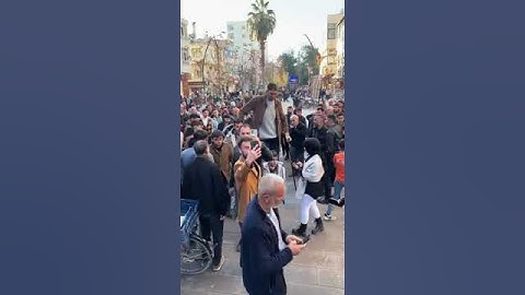 Самый высокий человек в мире, турок Султан Кёсен ( 251 см) на прогулке в Стамбуле