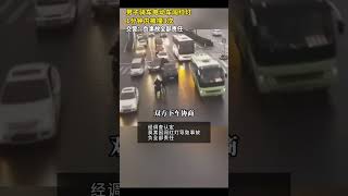 #男子骑车电动车闯红灯1分钟内被撞3次 交警：负事故全部责任