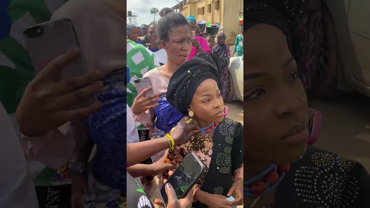 Sisterly love between the former and new arugba. 