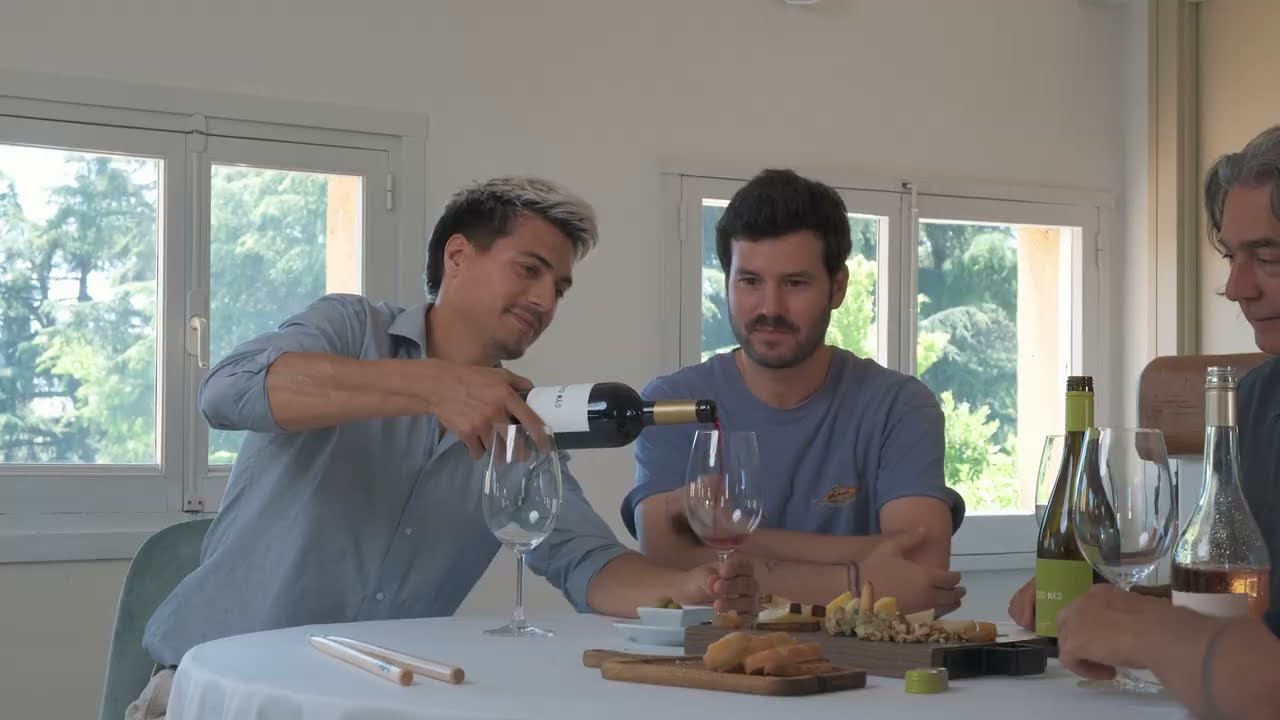 Mucho Más  & Taburete