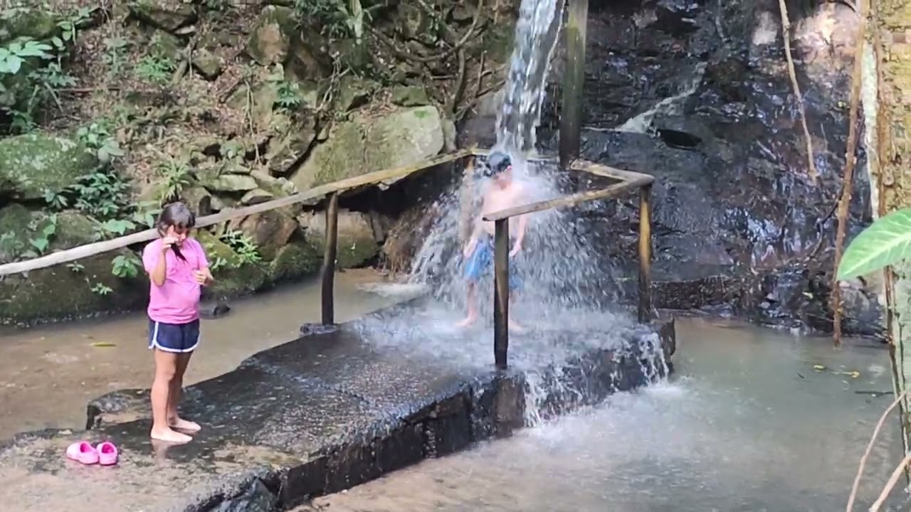 Julio e Sasha na cachoeira 