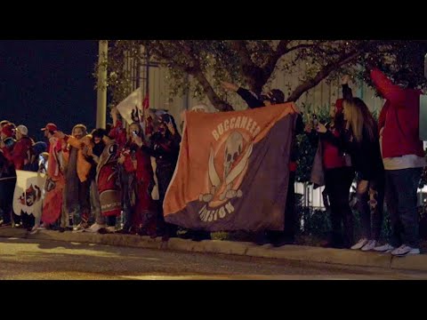 Fans Greet Bucs at Airport After Clinching Playoff Berth