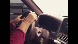 عجوز بدويه تكسر جميع القيود وتقود سيارتها بسعودية