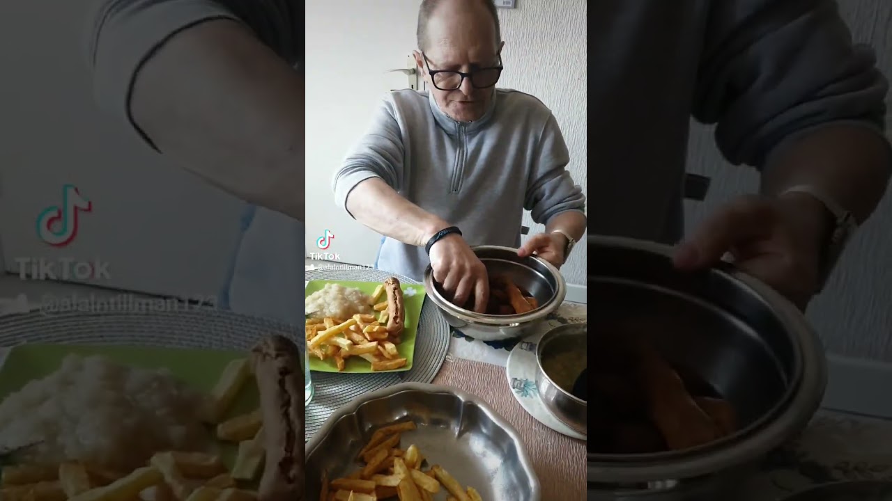 Frites maison, de la compote et Fricadelles avec des Snack Fish de Poisson.