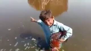 اس بچے کا مر غا سندھ میں گندے پانی کی وجہ سے مر گیا ہے- یہ بچہ ، صاف پانی مانگ رہا ہے -  .