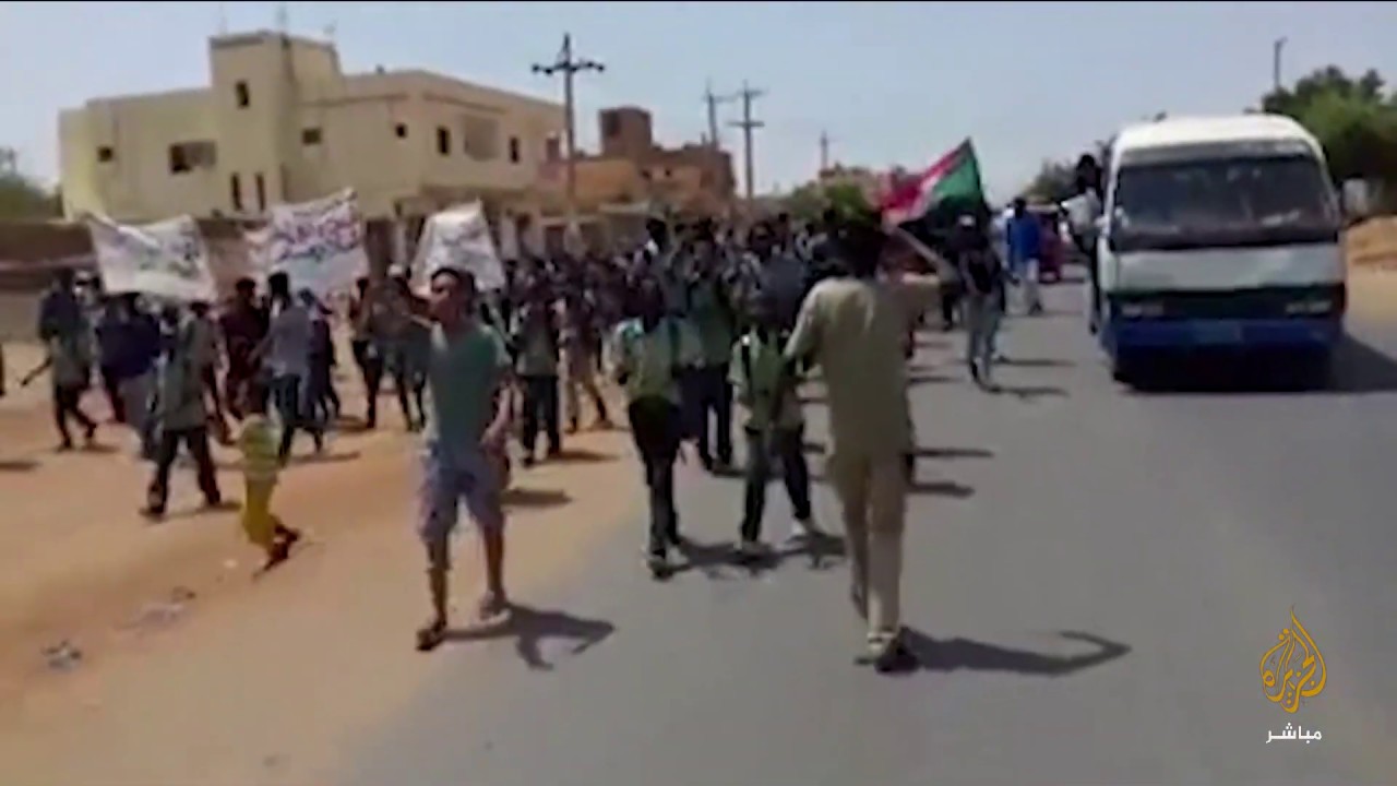 مظاهرة طلابية في منطقة الردمية بالعاصمة السودانية