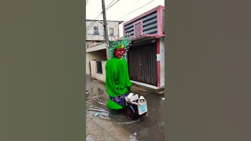 Ondel-Ondel Betawi Ngamen Kebanjiran