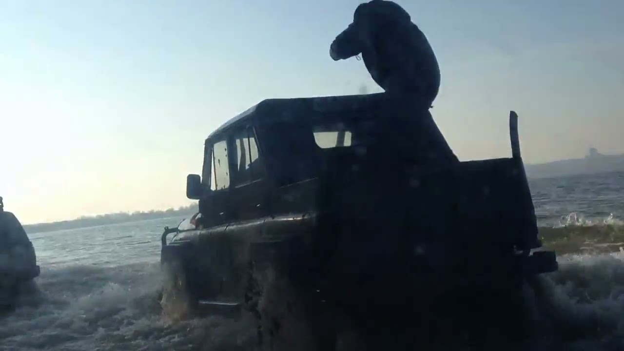 Нива упала в воду
