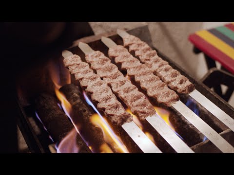 Video: Varför krymper kebab när den steks?