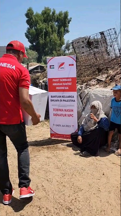 REAKSI SEORANG NENEK DEPAN GUBUK DATANG ORANG INDONESIA BAWA BANTUAN