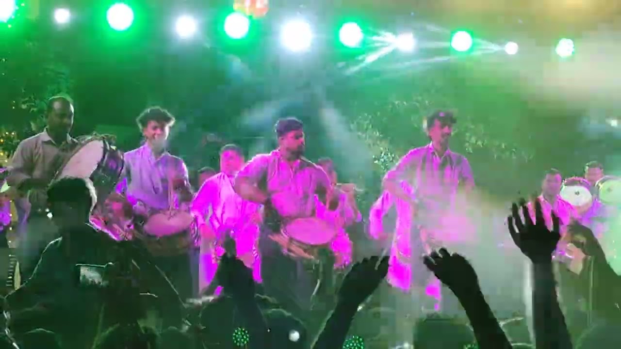 ബാൻഡ് സെറ്റിന് അച്ചന്മാരുടെ നേതൃത്വത്തിൽ പടക്കാളി  പാട്ട്