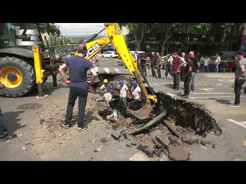 რუსთაველის გამზირზე, გზის სავალ ნაწილზე ასფალტის საფარი და მიწა ჩაინგრა