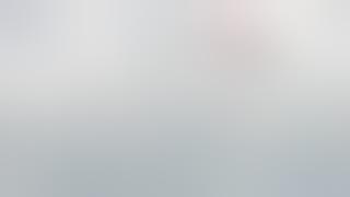 Penerjun Payung Wanita Tersengat Listrik dan Meledak