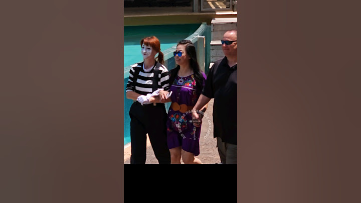 Mime Megan joining the couple 😂🤣 #meganthemime #seaworldmime #seaworldorlando #pranks #funny