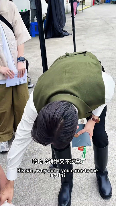 William Chan’s joyful moments playing with a puppy on “the Mystic Nine”Season 2 set陈伟霆 《九门》片场遇到可爱的狗狗