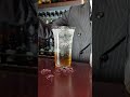 輝く氷に注目。