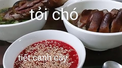 Quán thịt chó. Nổi tiếng món tiết canh và tỏi chó. Nhìn chú em ăn mà thèm