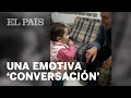 Una niña intenta comunicarse en lengua de signos con su padre sordo y conmueve a los internautas