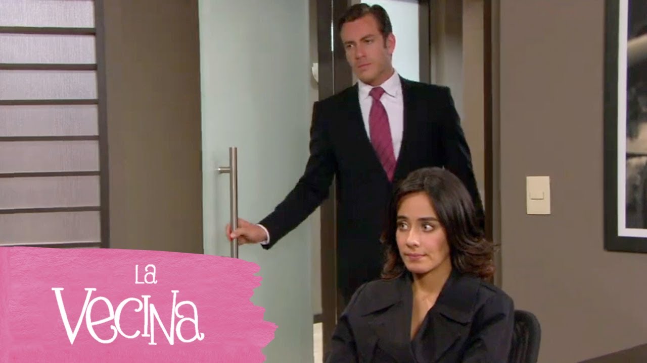 Sara le pide ayuda a Antonio tras perder su vuelo | La Vecina 1/2 | C-15 | tlnovelas