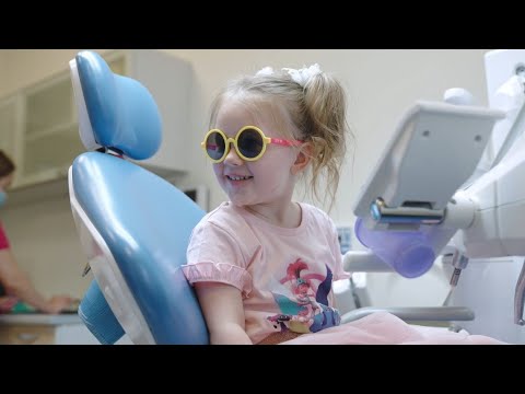Video: Melnās plāksnes cēloņi uz bērna zobiem: ārstēšana