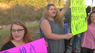 Brookwood students protest dress-code policy