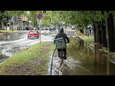Наводнения в Европе: спасение коз в Италии и парализованное движение в Словении