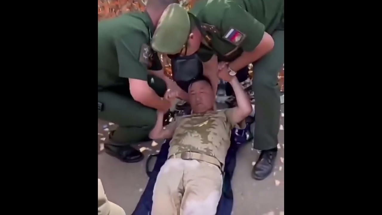 中国凤凰卫视亲俄记者卢宇光，它在顿巴斯俄侵占区为俄罗斯进行宣传活动时被乌克兰的远程炮火吓晕医护人员发现他被吓尿裤子，无生命危险
