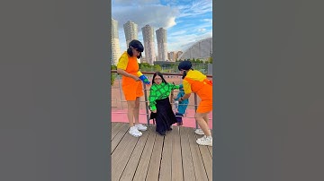 The dwarf thought she would win…🫣🙄🦑 #squidgame #twins #pranks