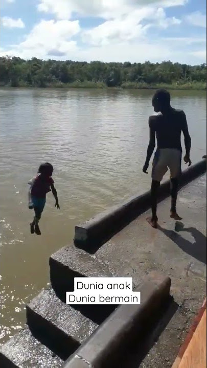 mandi dan lompat di sungai || dunia bermain anak #shorts #videoshort #bermain #duniaanak #mandi