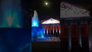 Teatro Degollado, con luces de noche, la luna y la fuente de Plaza Liberación.
