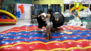 Allan Cisi E Sua Amiga Duda Brincando No Touro Mecanico .