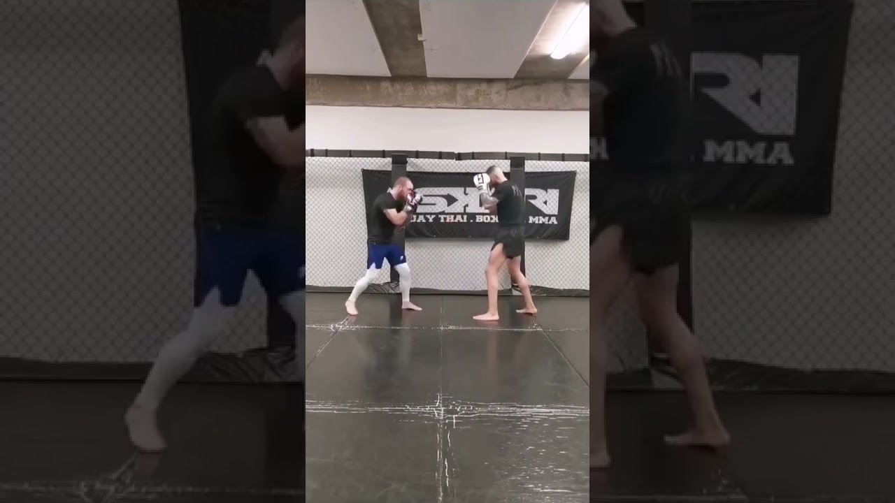 Boxing slip-footwork. 🥊👣 Slip step and counter! 