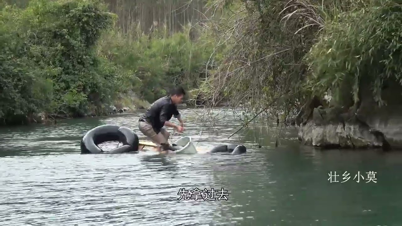 巨青突然蹿出水面，把小莫整翻船两次，捕捉场面惊险刺激