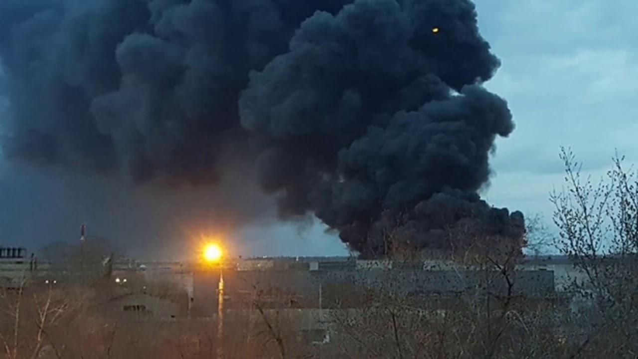 Что за взрывы в орле сейчас. Новороссийск Нефтебаза. Взрыв нефтехранилища.