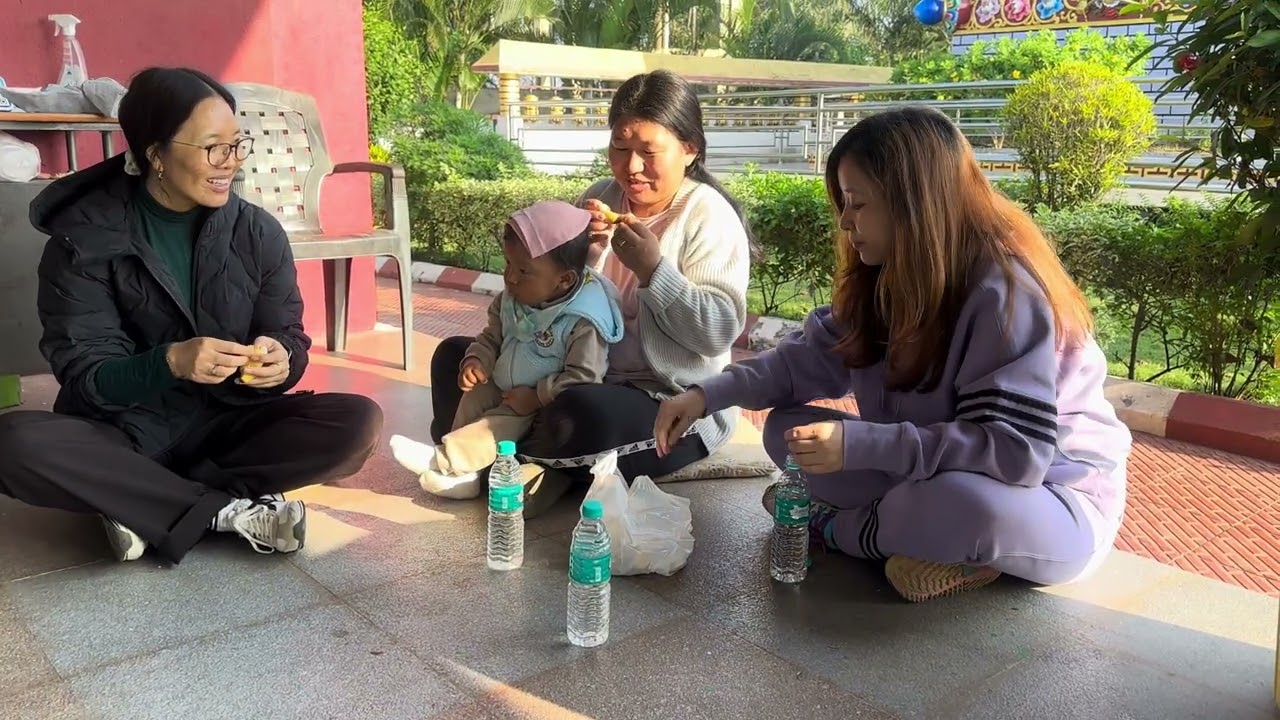 6 утра. Деревенская атмосфера в тибетском поселении Мундгод. Утренняя прогулка, здоровая жизнь с ...