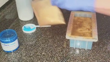 Making Gold Mica Line Soap