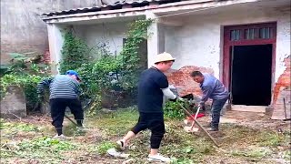 A man bought an old house that was covered in weeds, cleared the weeds and renovated the rooms