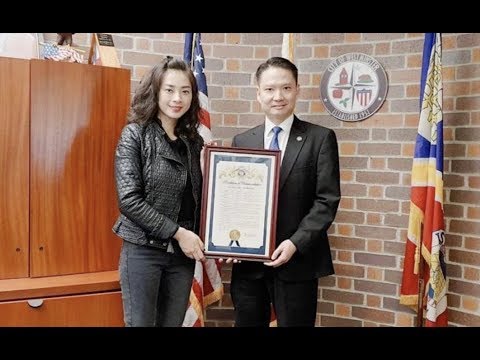 Video Thị trưởng Tạ Đức Trí cờ vàng ba sọc đỏ ở đâu khi trao... - youtube