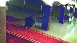 PASANGAN MUDA MUDI INI TEREKAM KAMERA CCTV MESUM DAN MENCURI KOTAK AMAL DI  MASJID