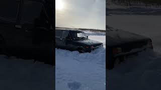 Renault Duster 4x4 против Lada Niva в снегу