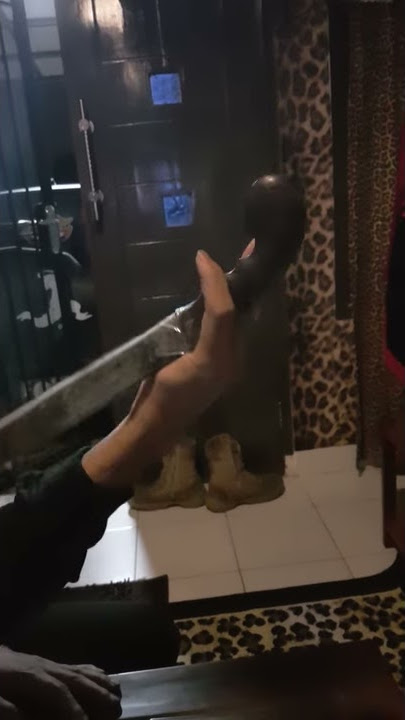 Belajar memutar golok