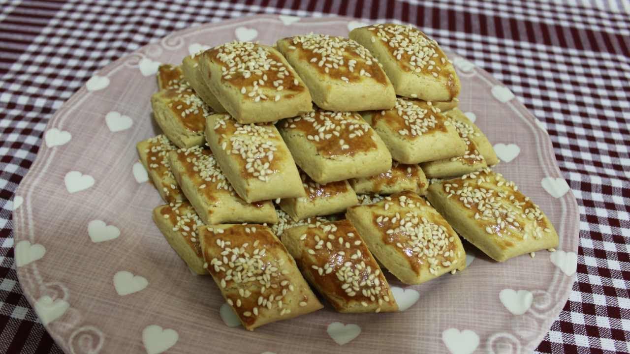 Yapımı Çok Kolay Kıyır Kıyır Tuzlu Kurabiye Tarifi