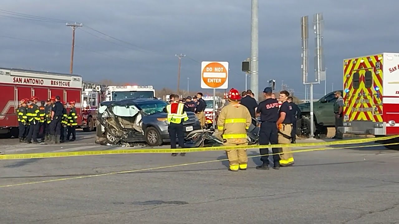 1 dead, 4 injured after three-vehicle crash on Southeast Side, police ...