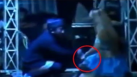 Tragic Indonesian Pop singer Irma Bule bitten by cobra on stage keeps singing