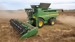 John Deere S780 - Harvesting Clover Seed