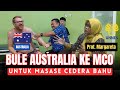 Bule australia ke mco untuk masase cedera bahu