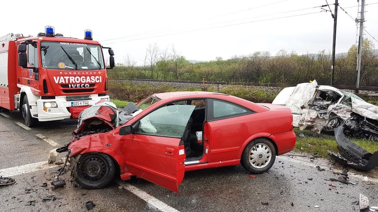 Teška saobraćajna nezgoda (4) / Severe traffic accident - Vatrogasci Prijedor 12.04.2019.