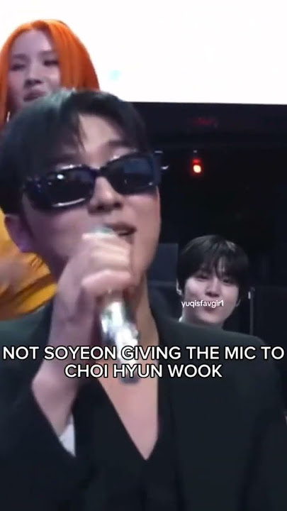 Soyeon giving the mic to Choi Hyun Wook๐๐ #gidle #soyeon #choihyunwook