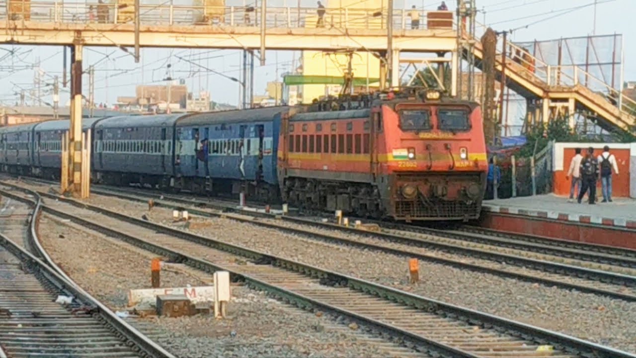 Katihar Tatanagar Link Express Hauled By Wap4 Arriving Khagaria Junction || Indianrailways